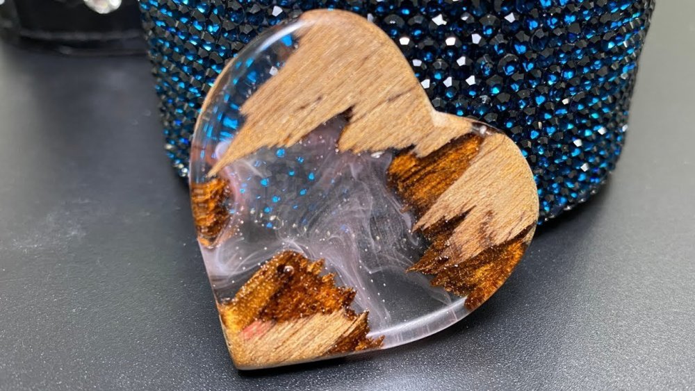Сердце из эпоксидной смолы и дерева