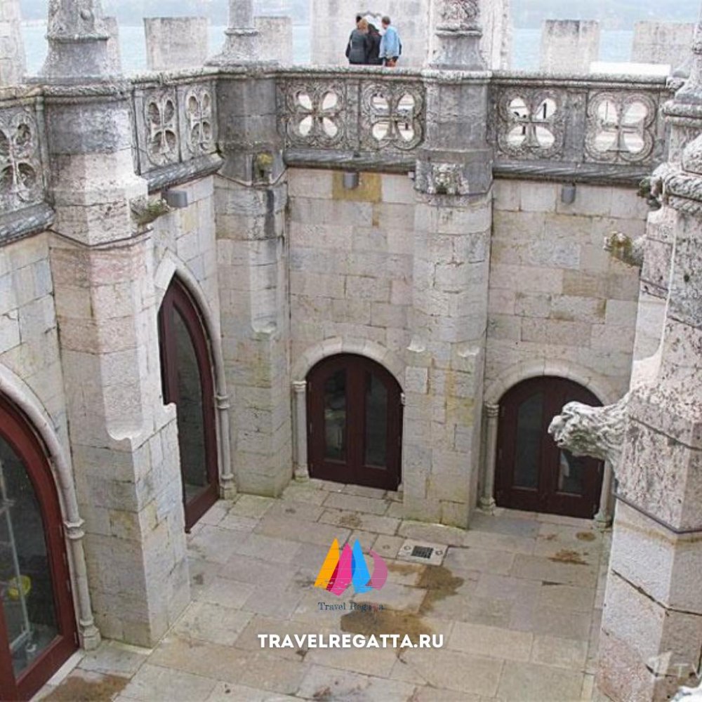 Ласточкино гнездо внутри замка