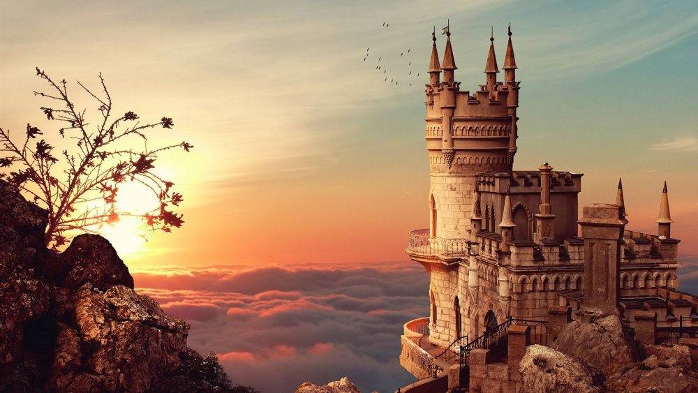 Ласточкино гнездо на башне замка