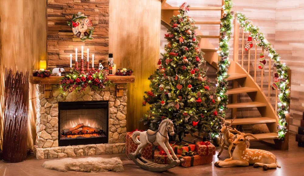 Новогодняя фотозона с камином и елкой
