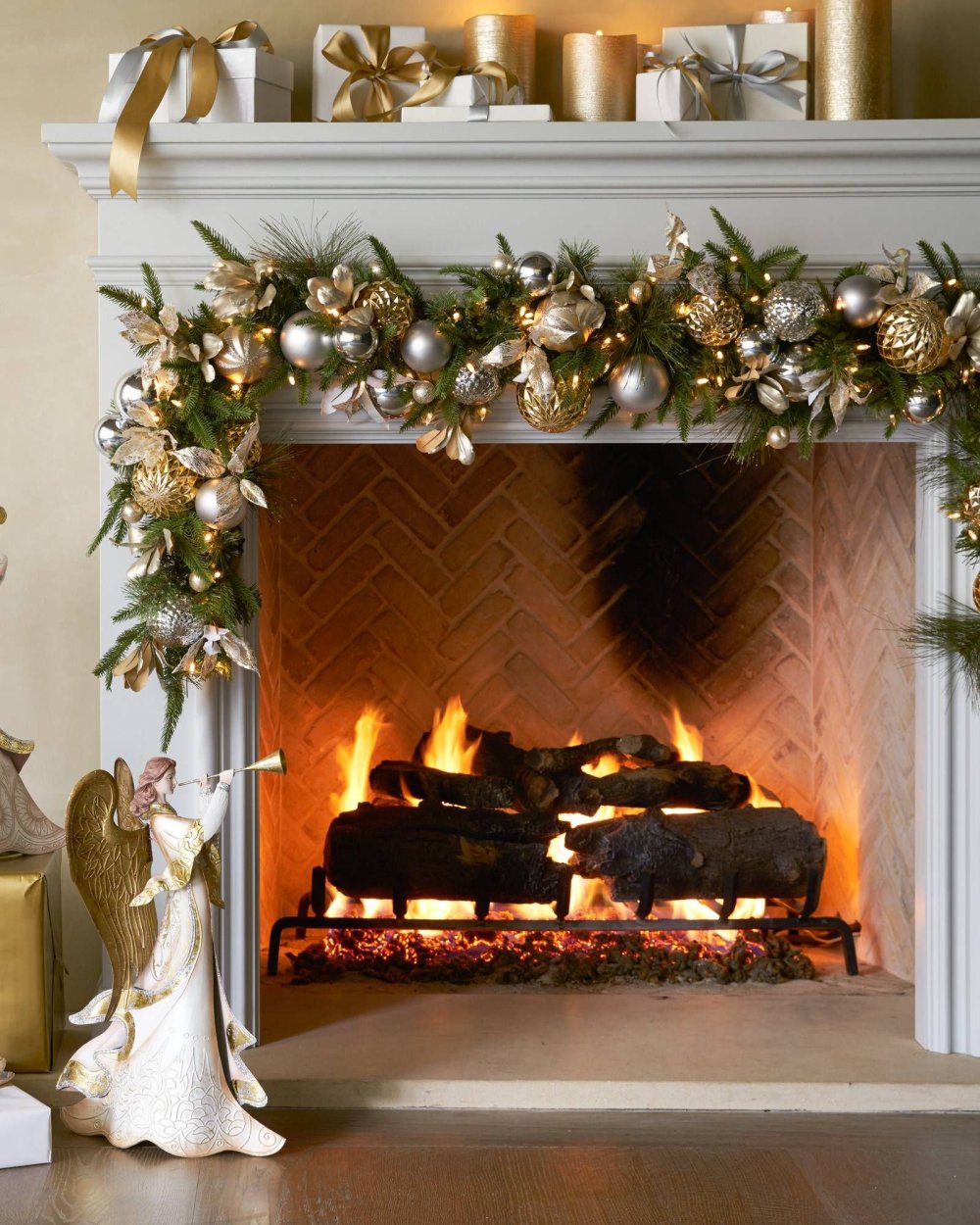 Новогоднее украшение камина