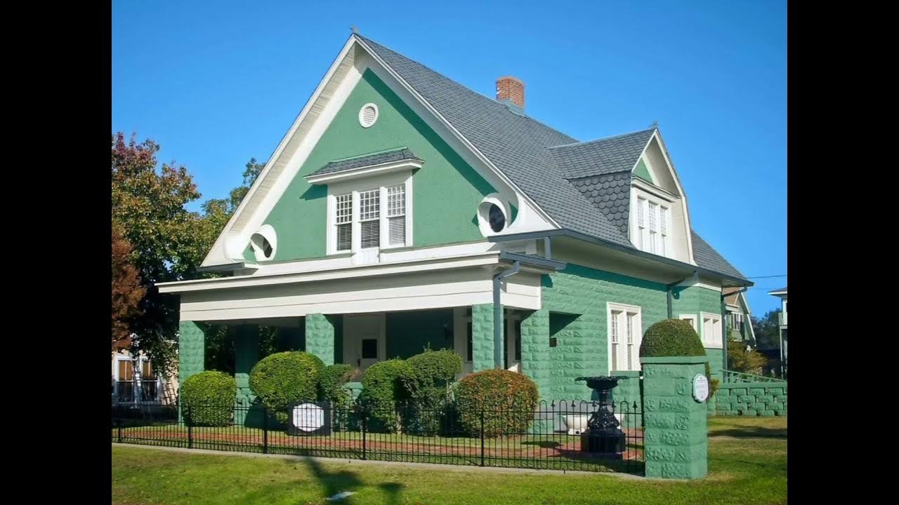Покрасить дом в зеленый цвет. Грин Хаус Багаевская. Дом с зеленым фасадом. Кирпичный дом с зеленой крышей. Фасад с зеленой крышей.