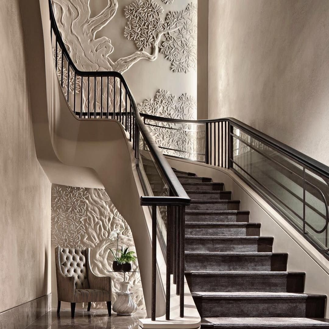 Стена лестничного пролета. Декоративная штукатурка на лестнице. Декор стен на лестничном пролете. Лестница в доме. Отделка стен лестничного пролета.