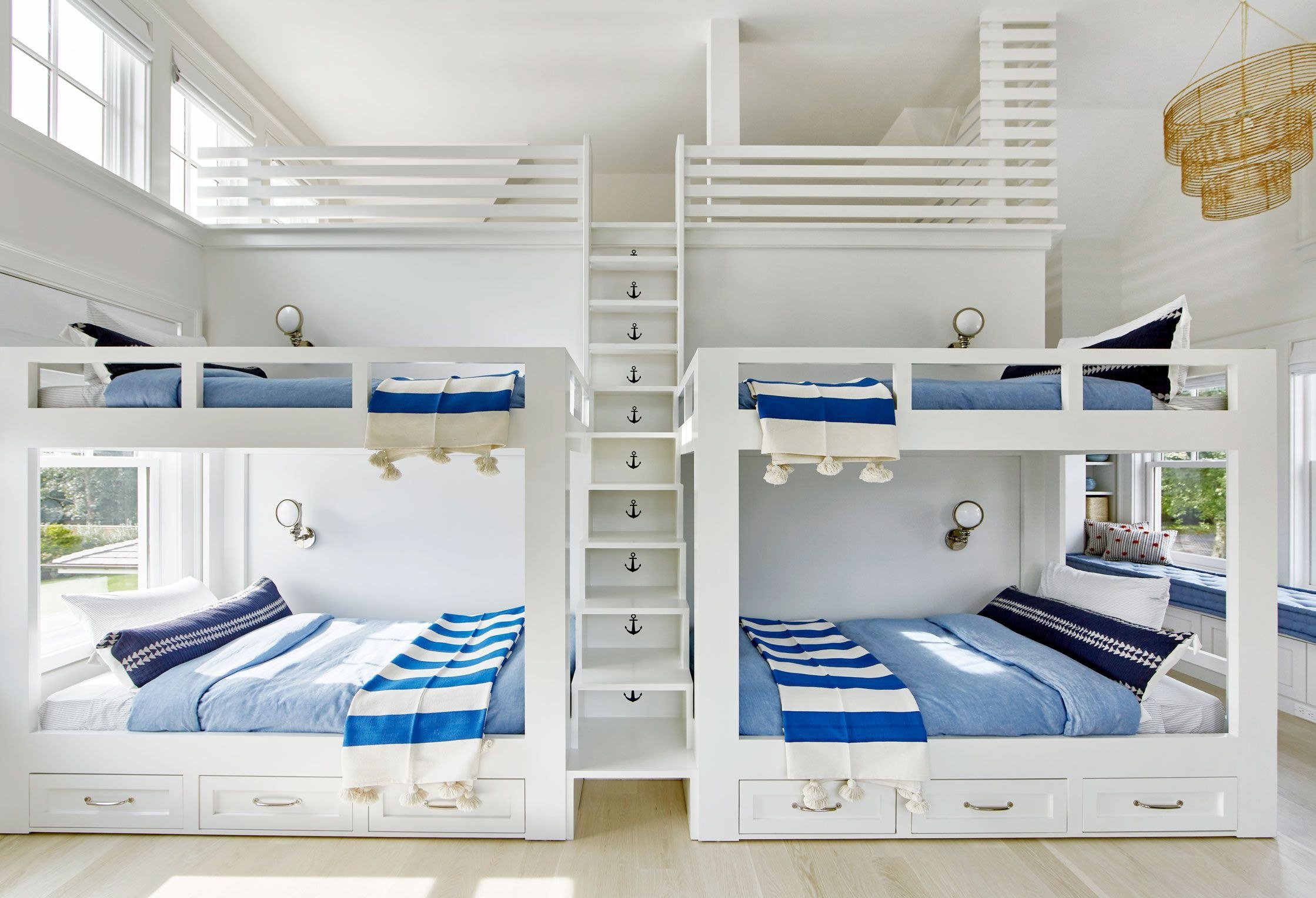 Над четверыми. Детская для троих разнополых детей икеа. Красивые двухэтажные кровати. Детская двухъярусная кровать в морском стиле. Спальня с двухъярусной кроватью.