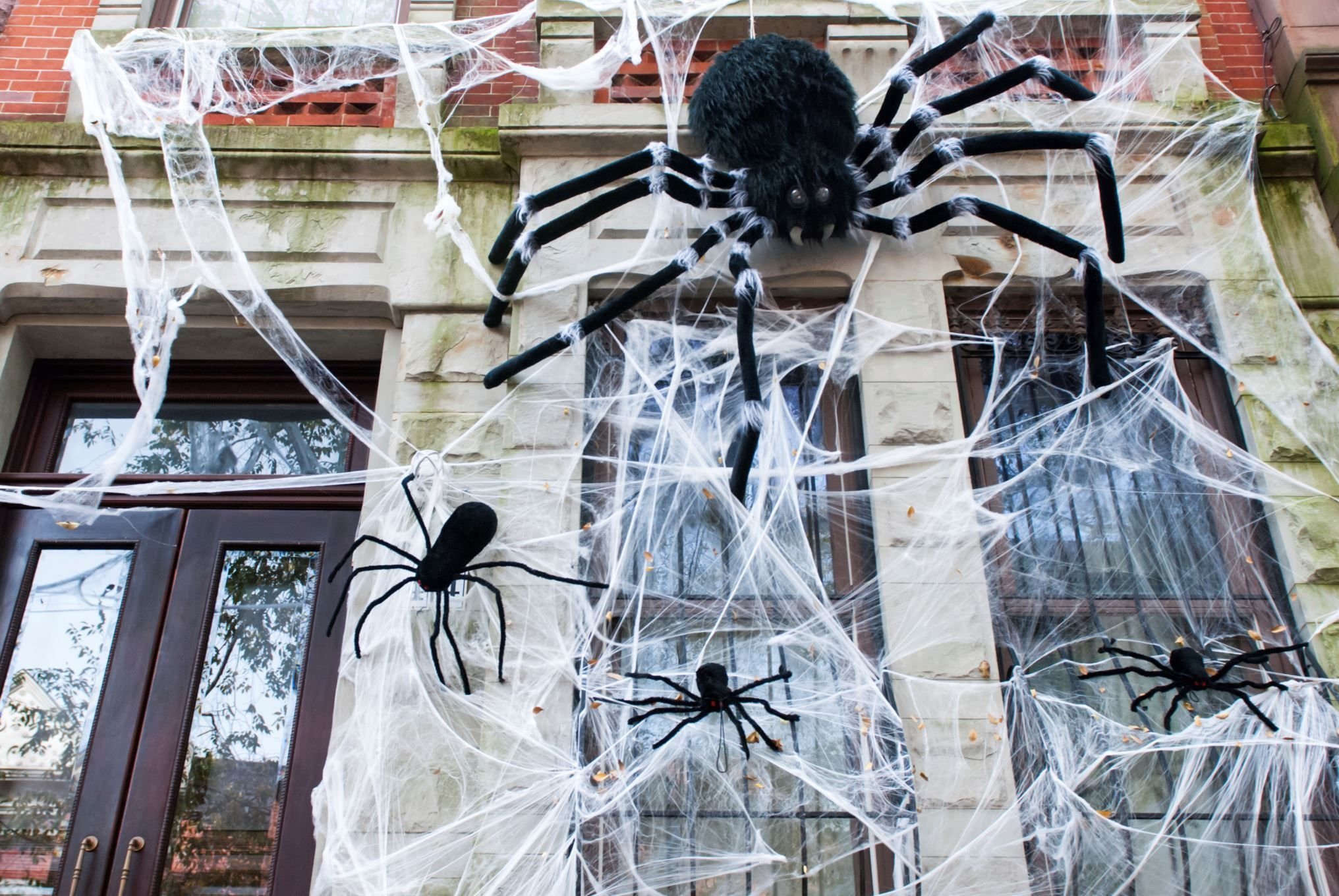 Как сделать паук в домашних условиях. Паутина в доме. Уличные пауки. Украшения на Хэллоуин паутина. Паутина декорация.