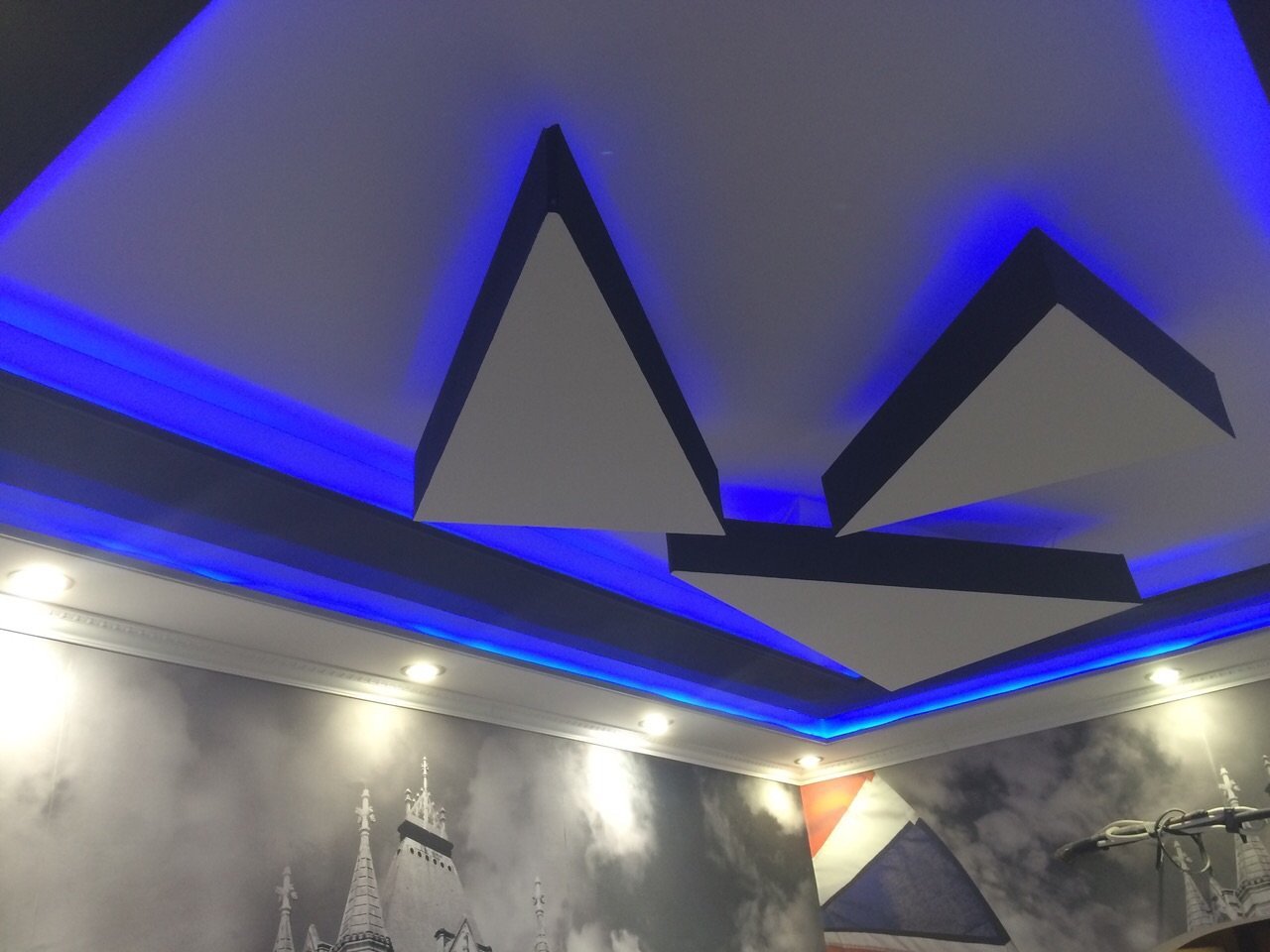 Натяжной потолок светодиоды. Потолок с подсветкой. Светодиоды на потолке. Светодиодная подсветка потолка. Парящий потолок с подсветкой.