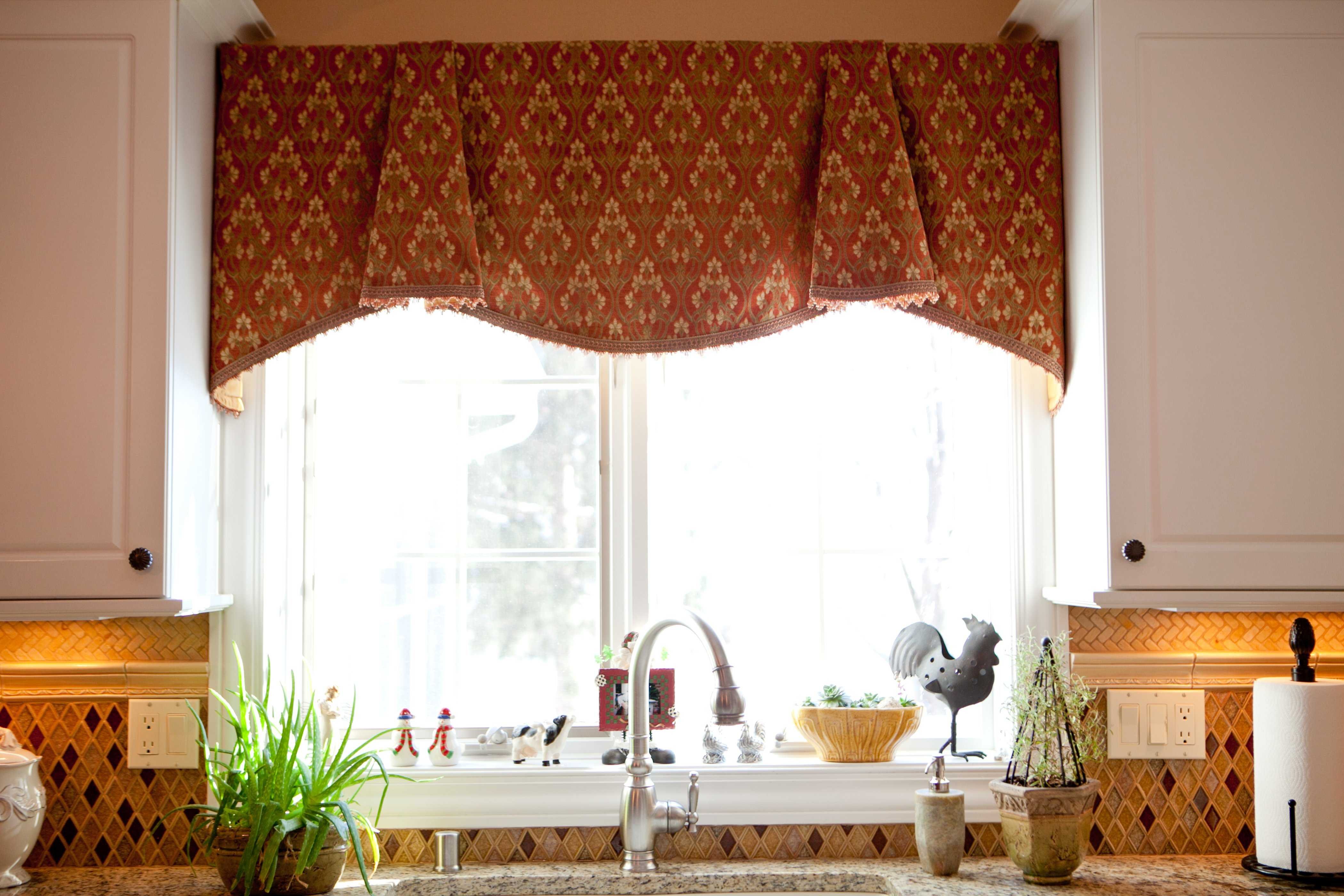 Окно кухня фото штор. Римские шторы Валанс. Кухонные шторы. Шторы на кухонное окно. Шторы на маленькое кухонное окно.