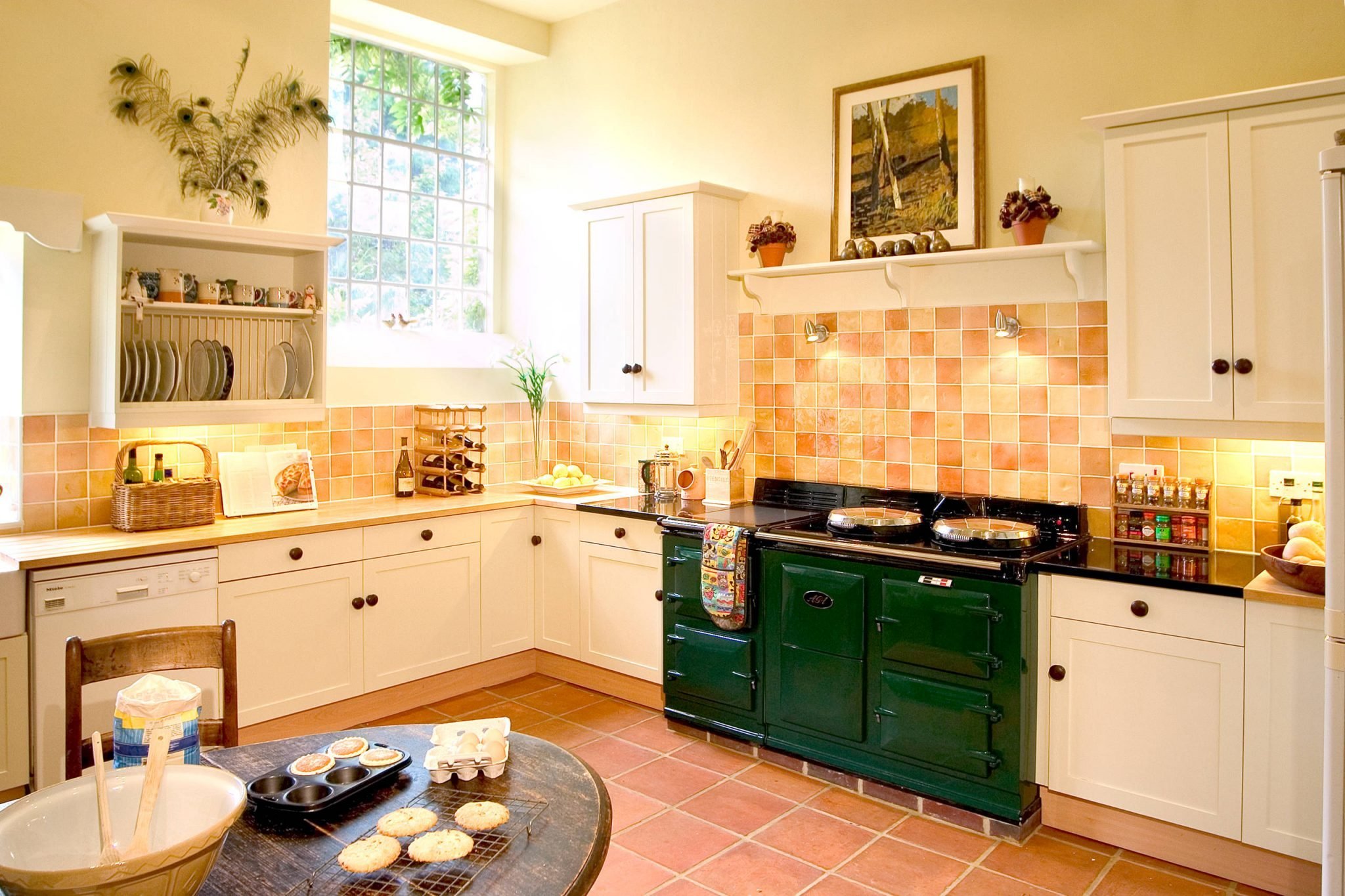 Красивая плитка на кухню. Терракотовая кухня в стиле Кантри. Кухня персикового цвета. Терракотовая плитка на кухне. Терракотовая плитка в интерьере кухни.