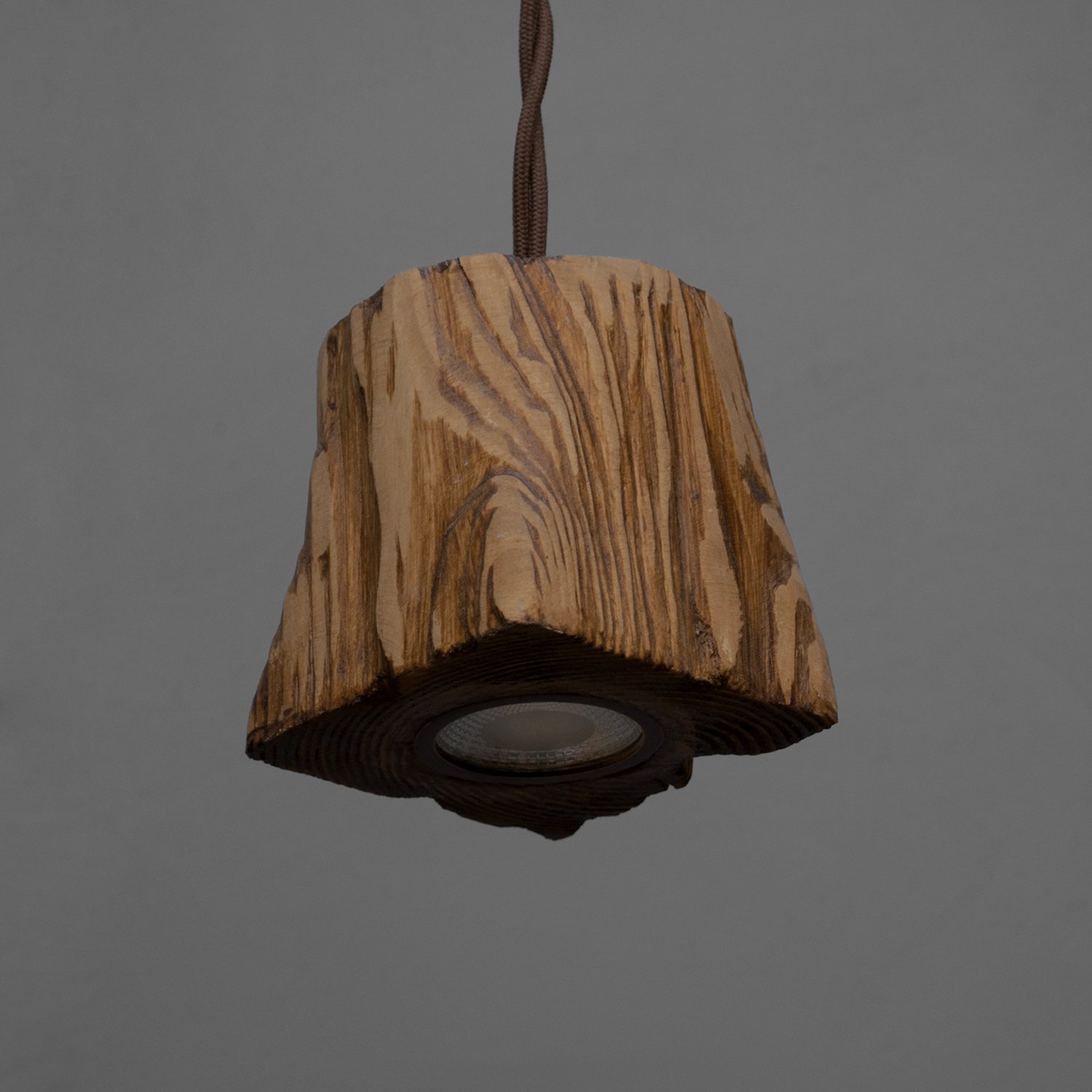 Потолочный светильник из дерева