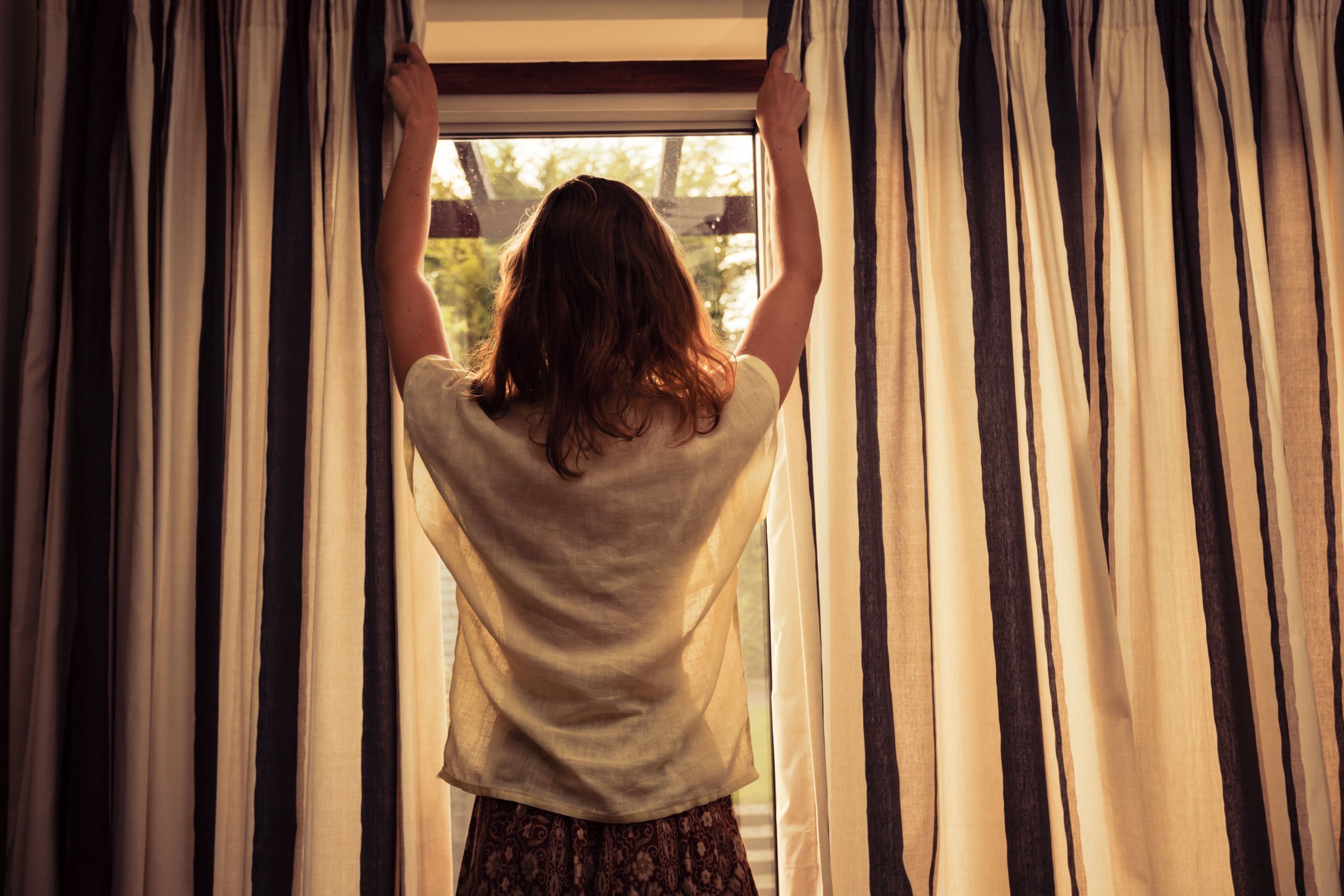 Открытие шторки. Девушка и шторы. Женщина открывает шторы. Окно с закрытыми шторами. Фотосессия со шторами.