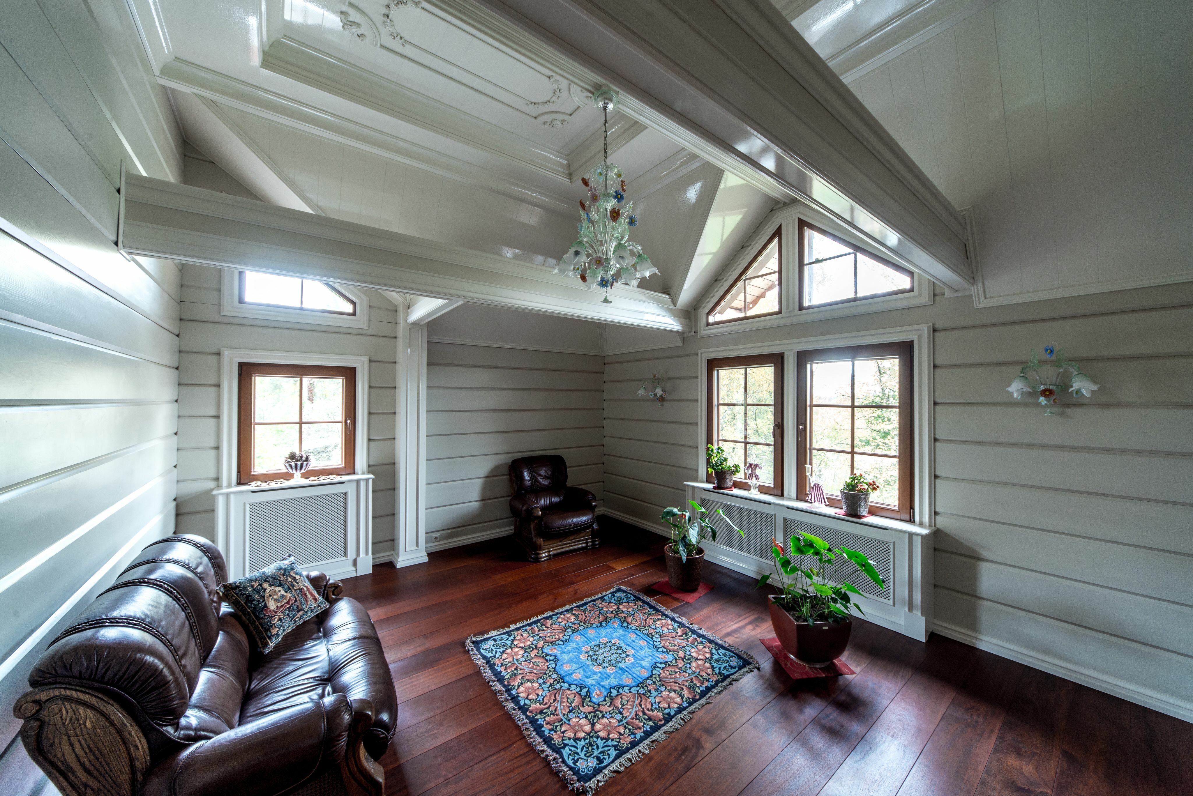 белый потолок в деревянном доме фото