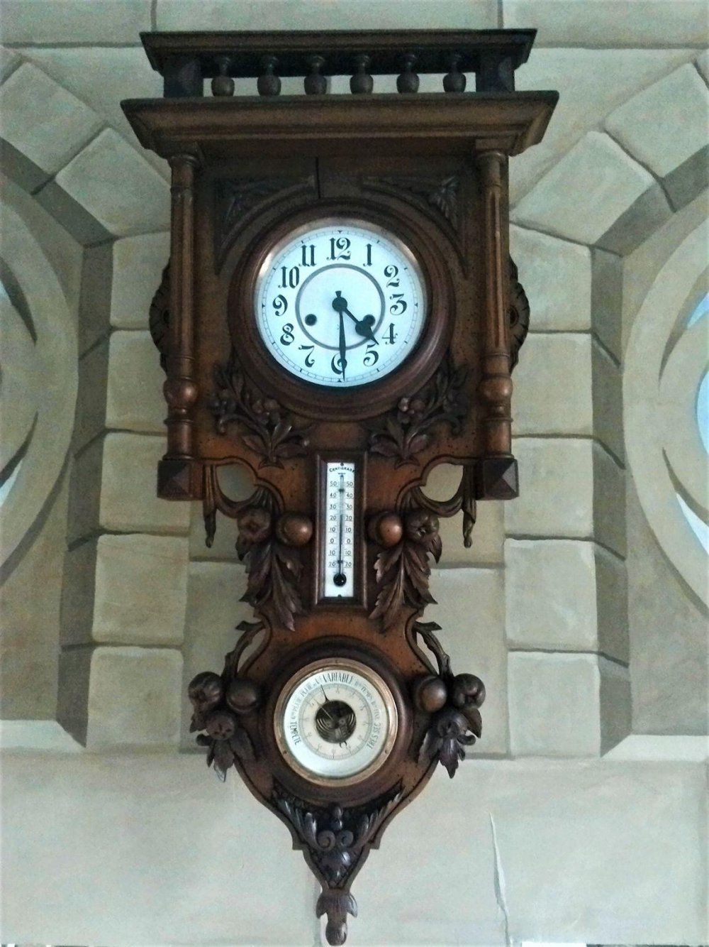 Барометр с часами настенный. Часы с боем hau с барометром 19 век. Часы Маяк с барометром и термометром. Часы с барометром настенные. Старинные настенные часы с барометром.